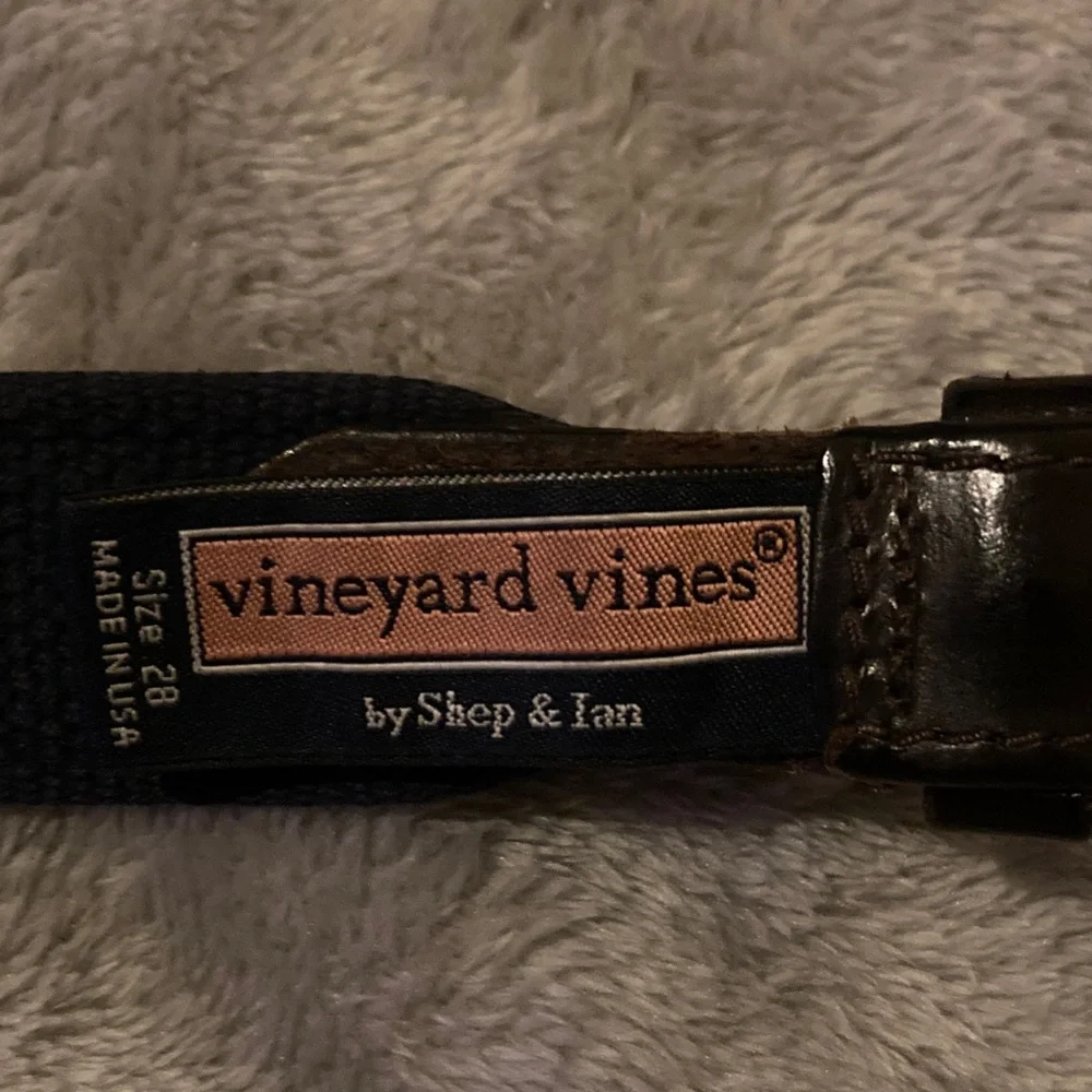 Vineyard vines shark belt size 28